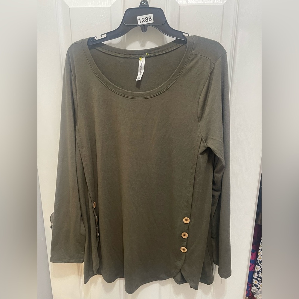 Zenana Outfitters Green Buttoned Blouse